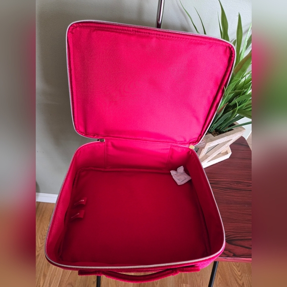 Estee Lauder Cosmetic Bag Red Velvet - Picture 3 of 7